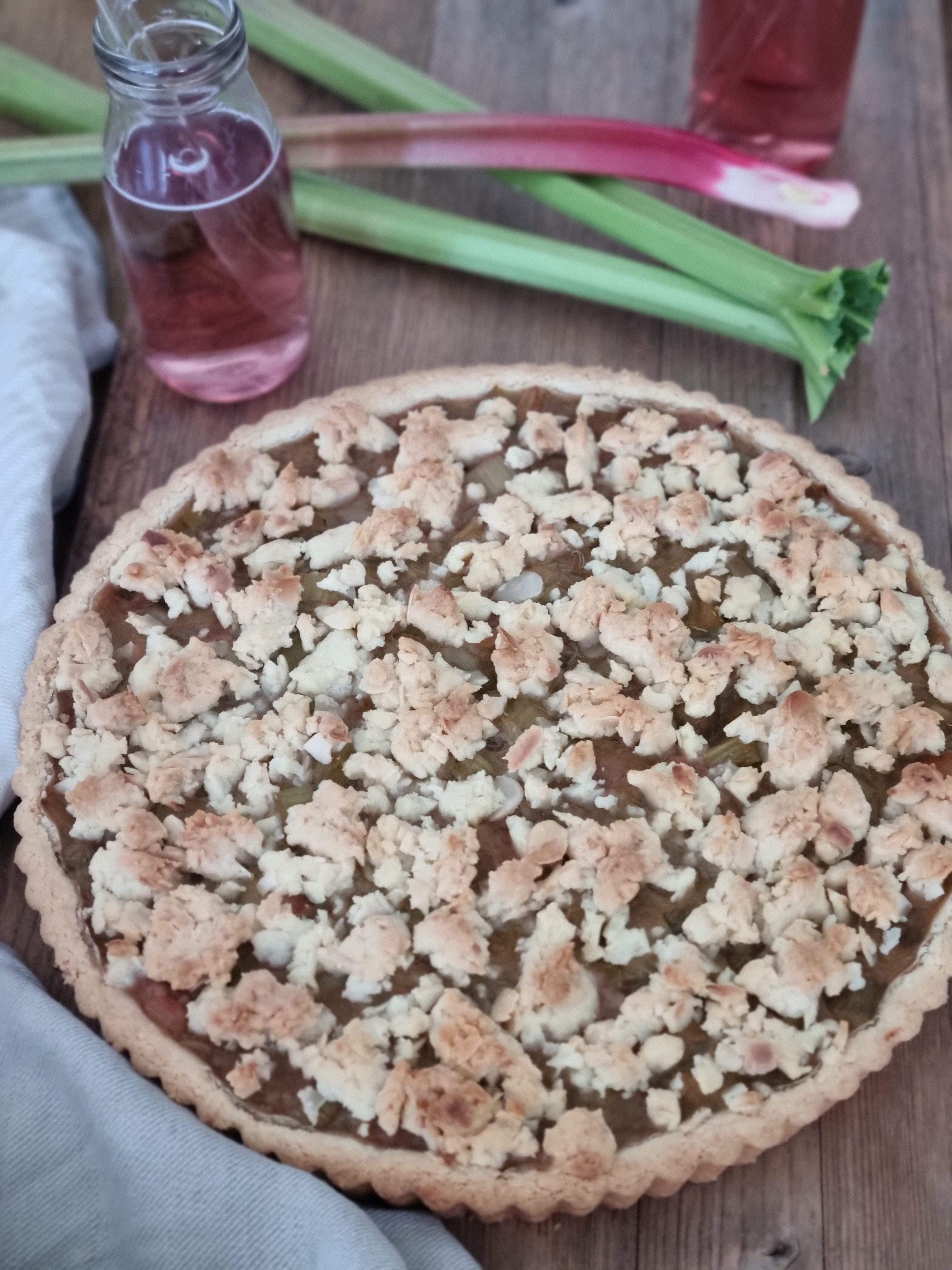 Rhabarber Tarte mit Vanillecreme und Mandelstreusel