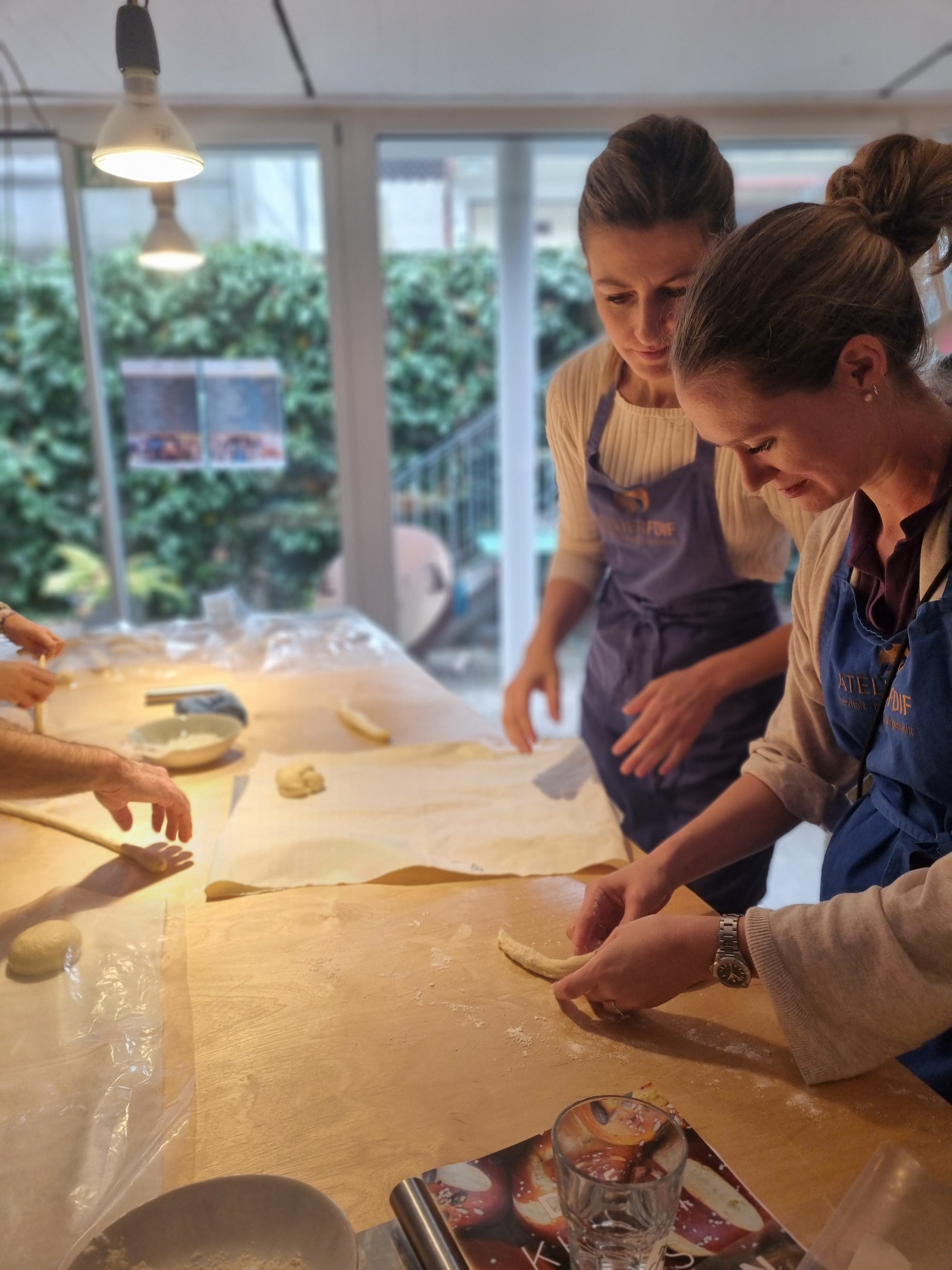 Kneten, laugen, geniessen – unser Novemberkurs 2025 in Action!